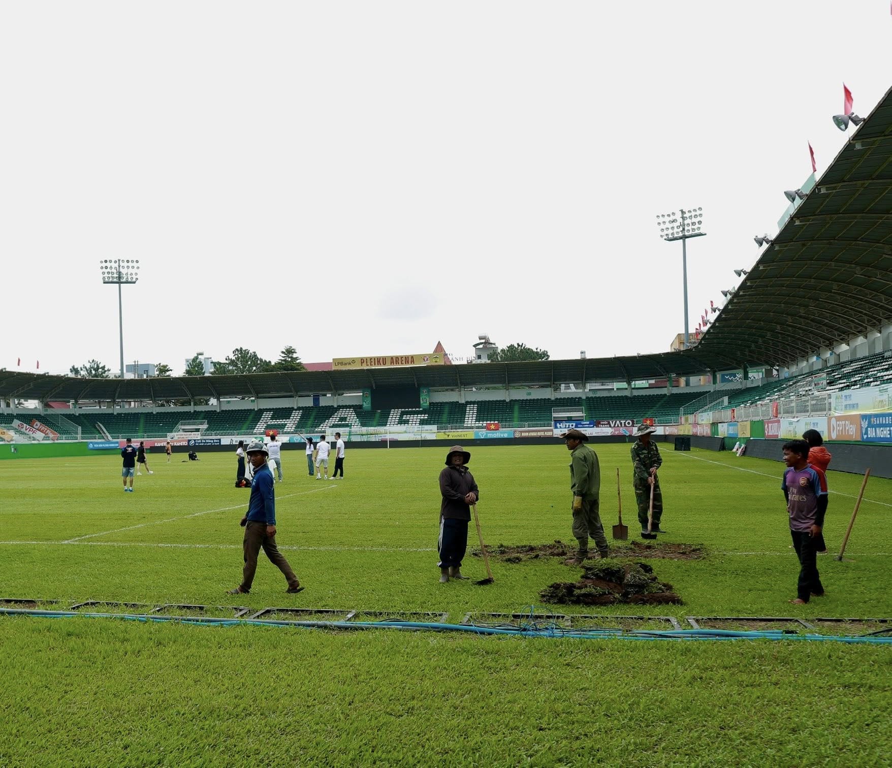 CLB HAGL trồng lại mặt cỏ sân Pleiku sau hơn nửa thế kỷ 1