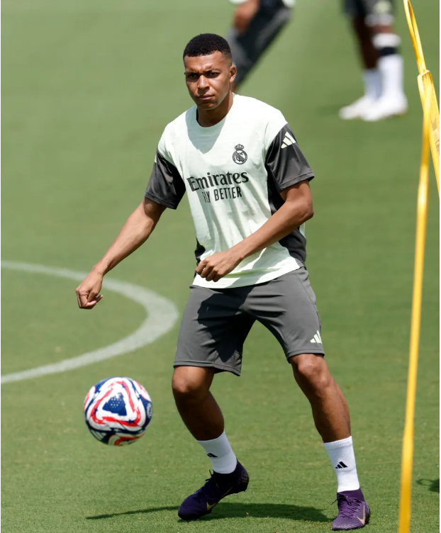 Diện mạo mới của Kylian Mbappe khiến NHM Real Madrid lo lắng 2