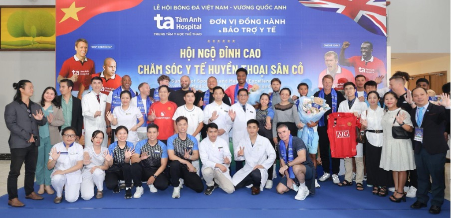 Các huyền thoại và cầu thủ trẻ tham quan trải nghiệm y học thể thao y tế đỉnh cao thăm người bệnh và giao lưu với người hâm mộ Các huyền thoại và cầu thủ trẻ tham quan trải nghiệm y học thể thao y tế dỉnh cao thăm người bệnh và giao lưu với người hâm mộ