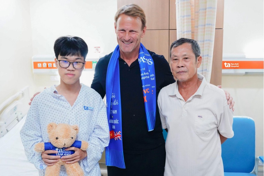 Danh thủ Teddy Sheringham giao lưu tặng quà cho em Quân đang điều trị đứt dây chằng và rách sụn chêm tại Bệnh viện Danh thủ Teddy Sheringham giao lưu tặng quà cho em Quân dang diều trị dứt dây chằng và rách sụn chêm tại Bệnh viện