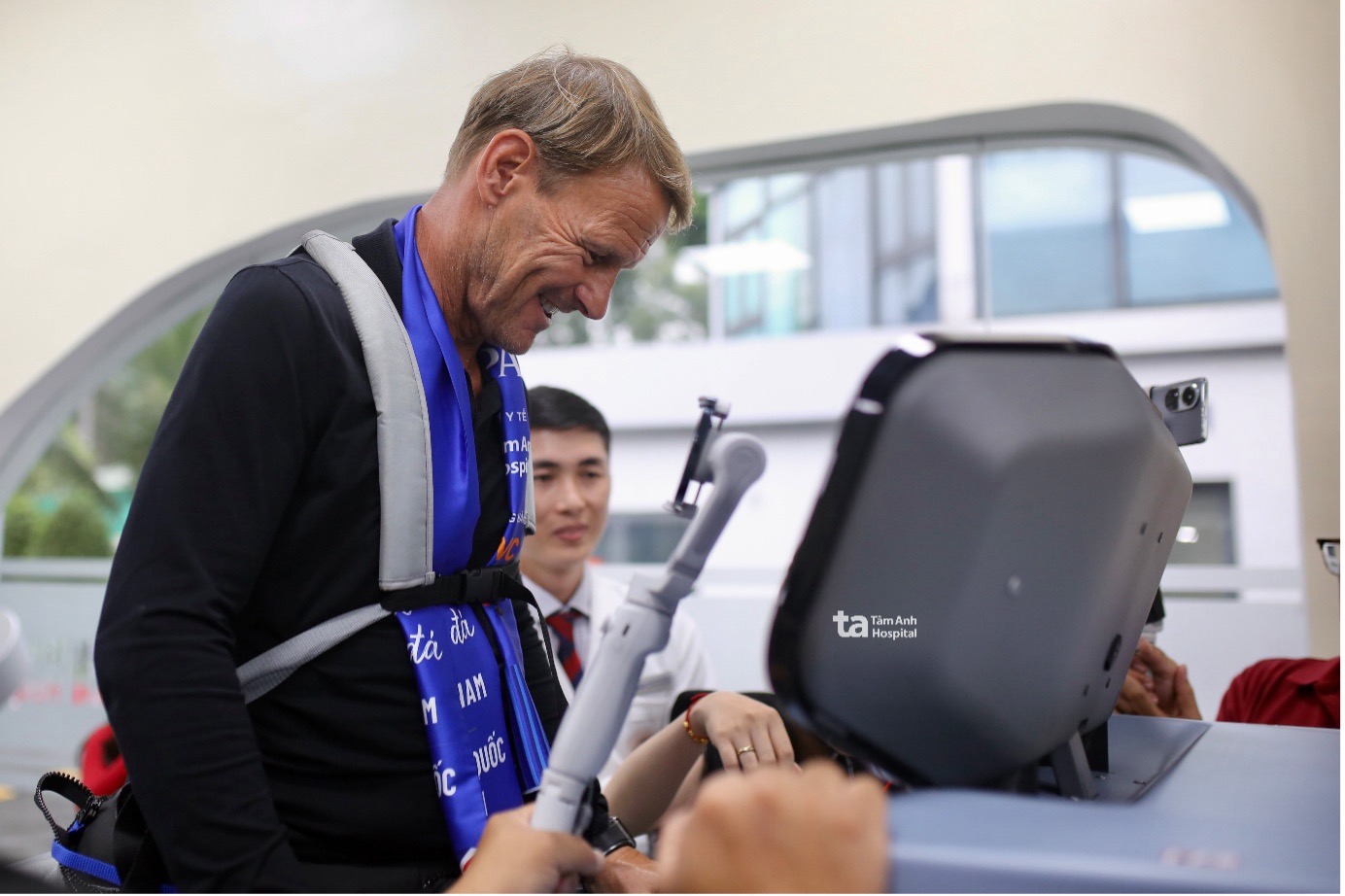 Danh thủ Teddy Sheringham trải nghiệm Hệ thống tập phục hồi không trọng lực R-force Danh thủ Teddy Sheringham trải nghiệm Hệ thống tập phục hồi không trọng lực R-force