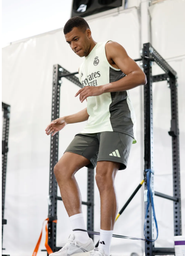 Diện mạo mới của Kylian Mbappe khiến NHM Real Madrid lo lắng 1