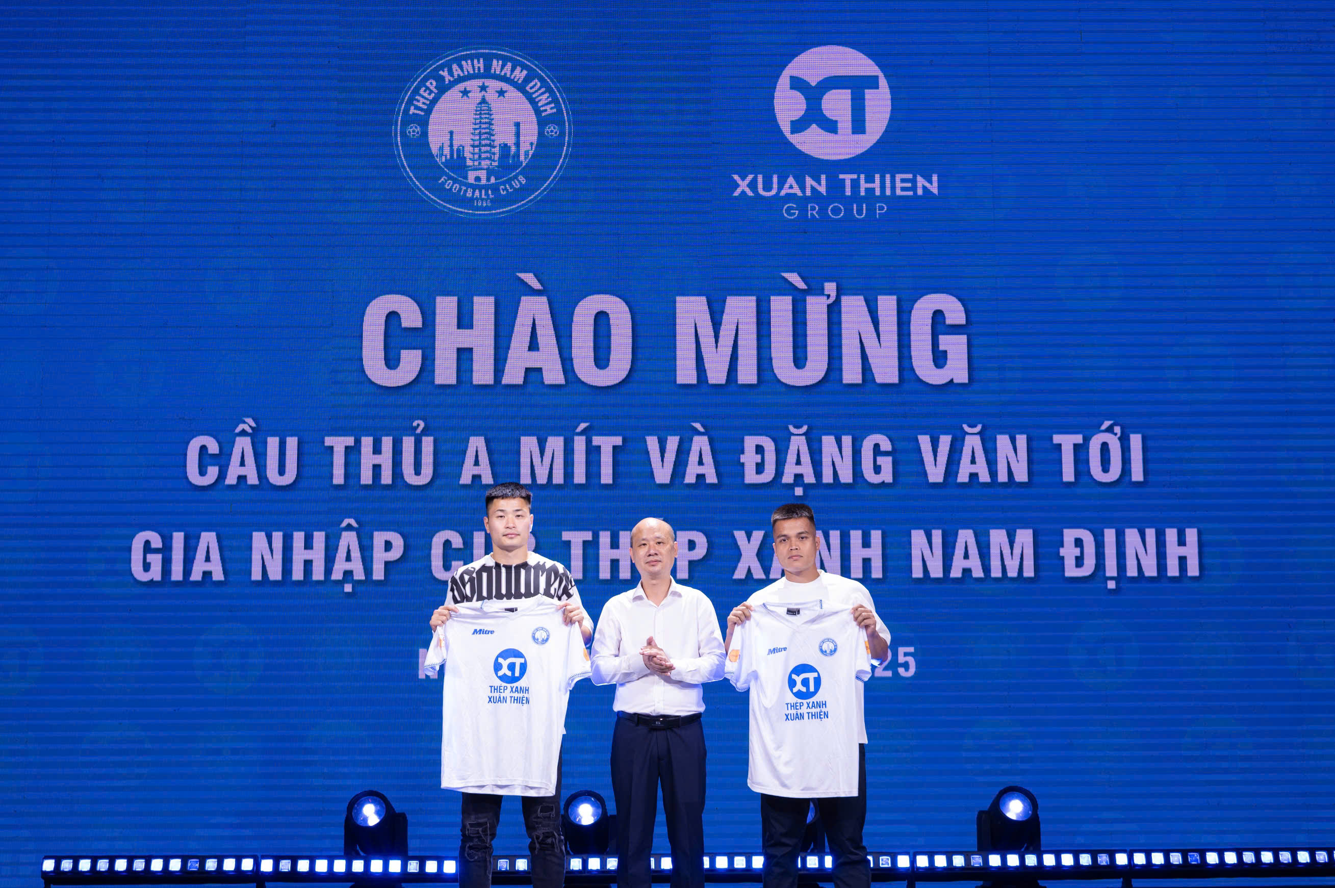 CLB Nam Định ra mắt bộ đôi tân binh A Mít và Đặng Văn Tới CLB Nam dinh ra mat bo doi tan binh A Mit va dang Van Toi