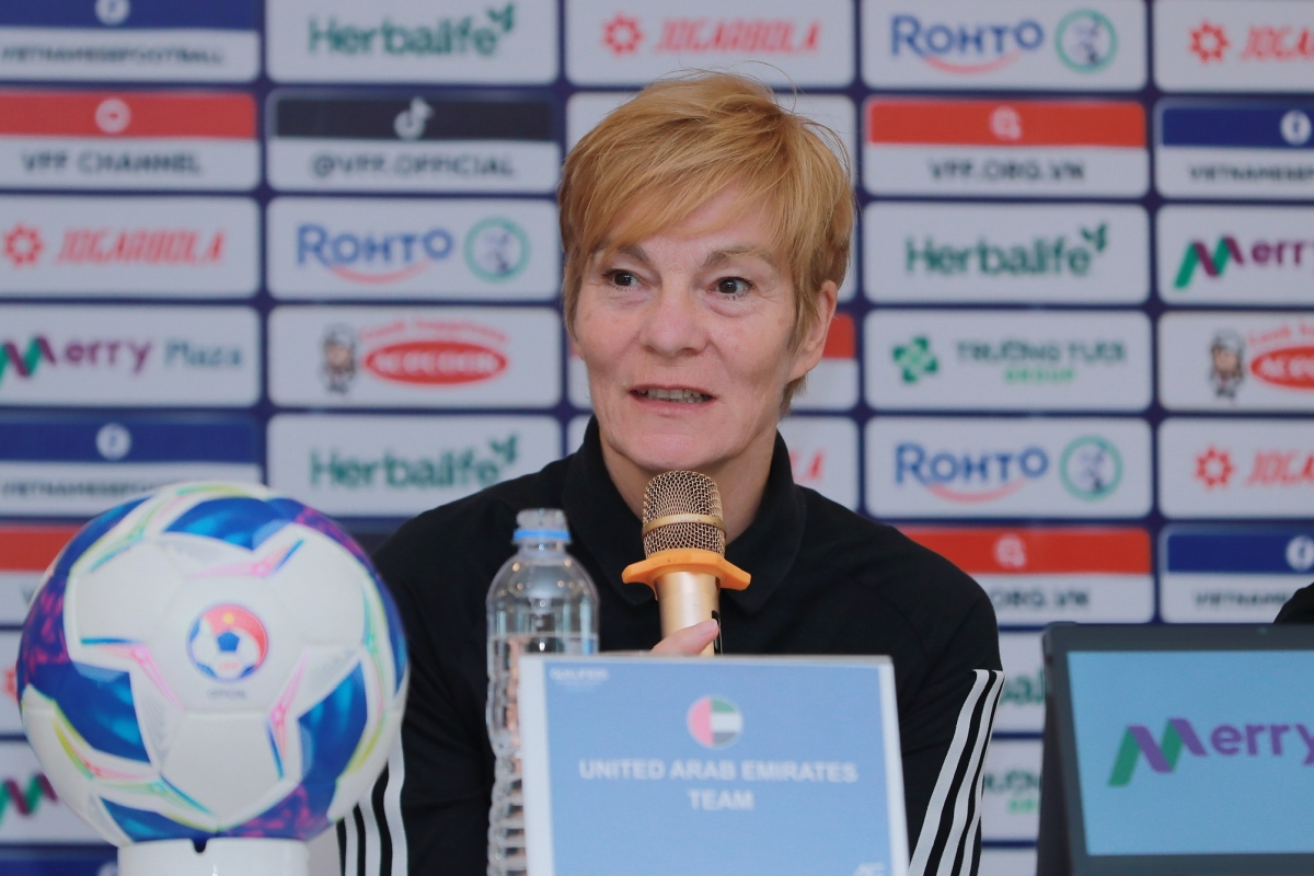 HLV Vera Pauw ĐT nữ UAE HLV Vera Pauw dT nu UAE