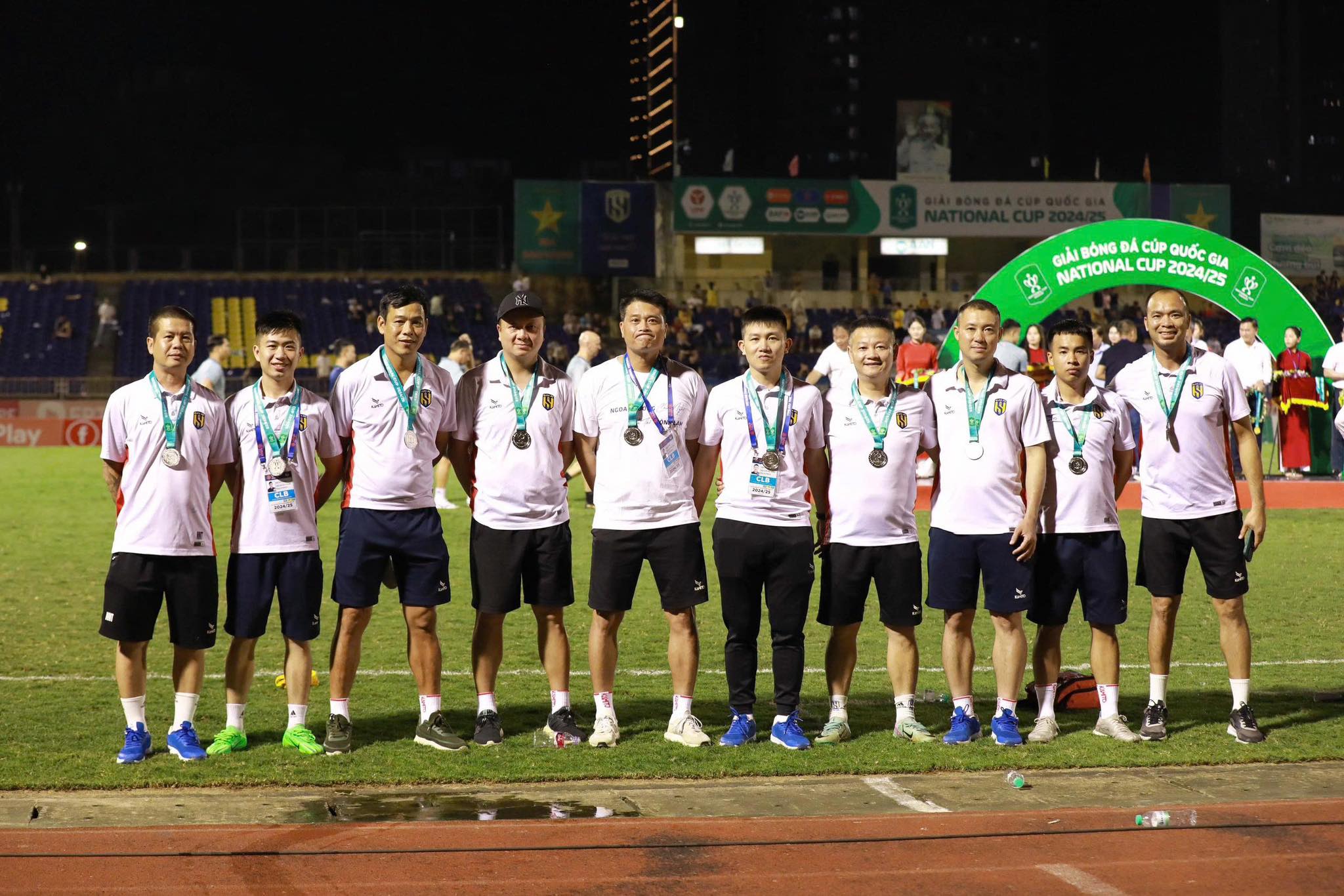 HLV trưởng Phan Như Thuật và BHL đội bóng SLNA HLV truong Phan Nhu Thuat va BHL doi bong SLNA