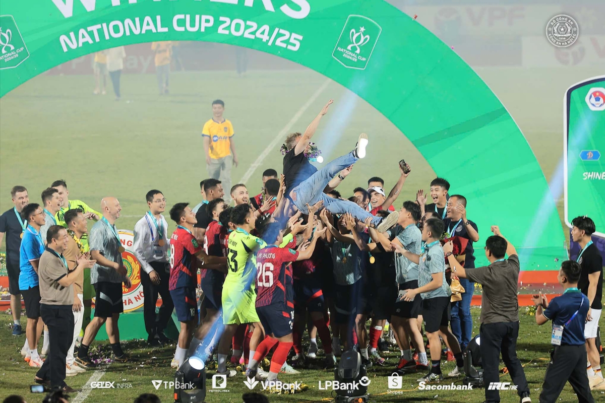 HLV Mano Polking bật khóc sau khi đoạt Cúp Quốc gia 1