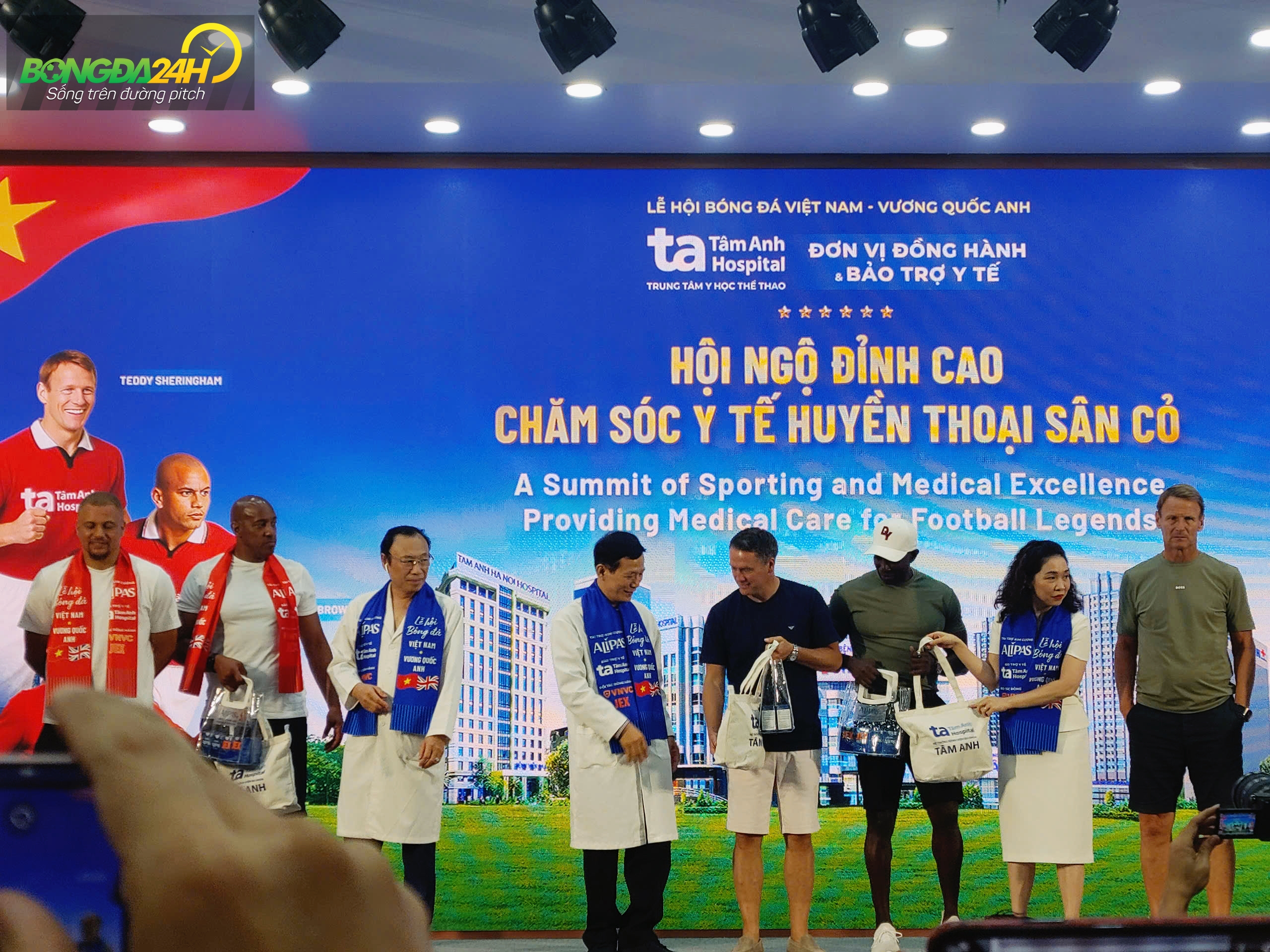 VIDEO Teddy Sheringham Sẽ quay lại Việt Nam vì tình cảm nồng hậu từ người hâm mộ 1 VIDEO Teddy Sheringham Sẽ quay lại Việt Nam vì tình cảm nồng hậu từ người hâm mộ 1