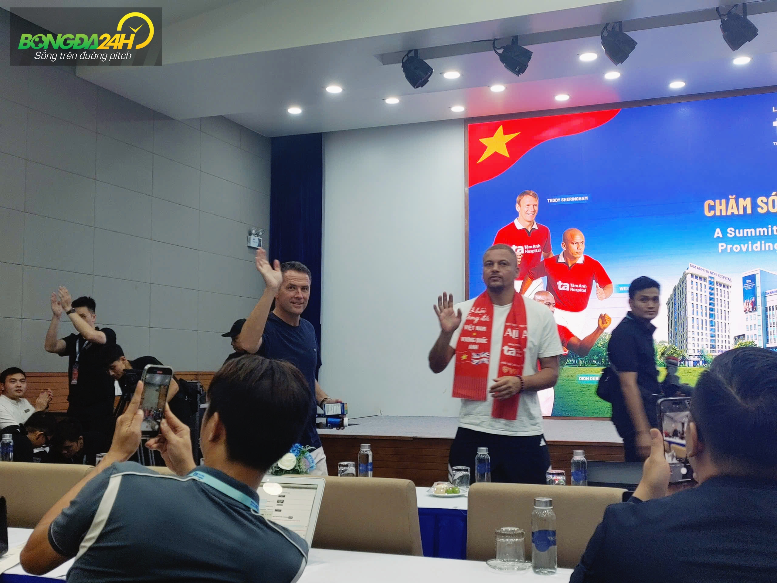 Owen và các huyền thoại Manchester Reds giao lưu cùng NHM và trải nghiệm tại BV Đa khoa Tâm Anh 2