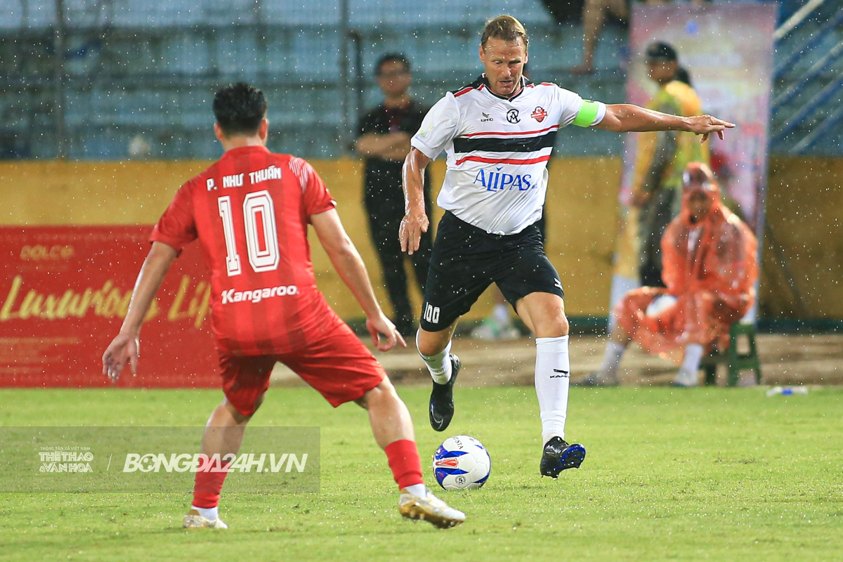 Văn Quyết tỏa sáng trước Wes Brown, Sheringham 5