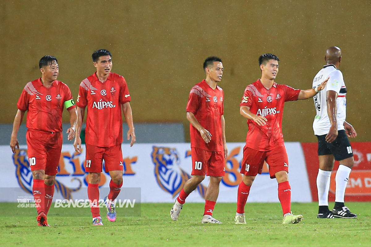 Văn Quyết tỏa sáng trước Wes Brown, Sheringham 8