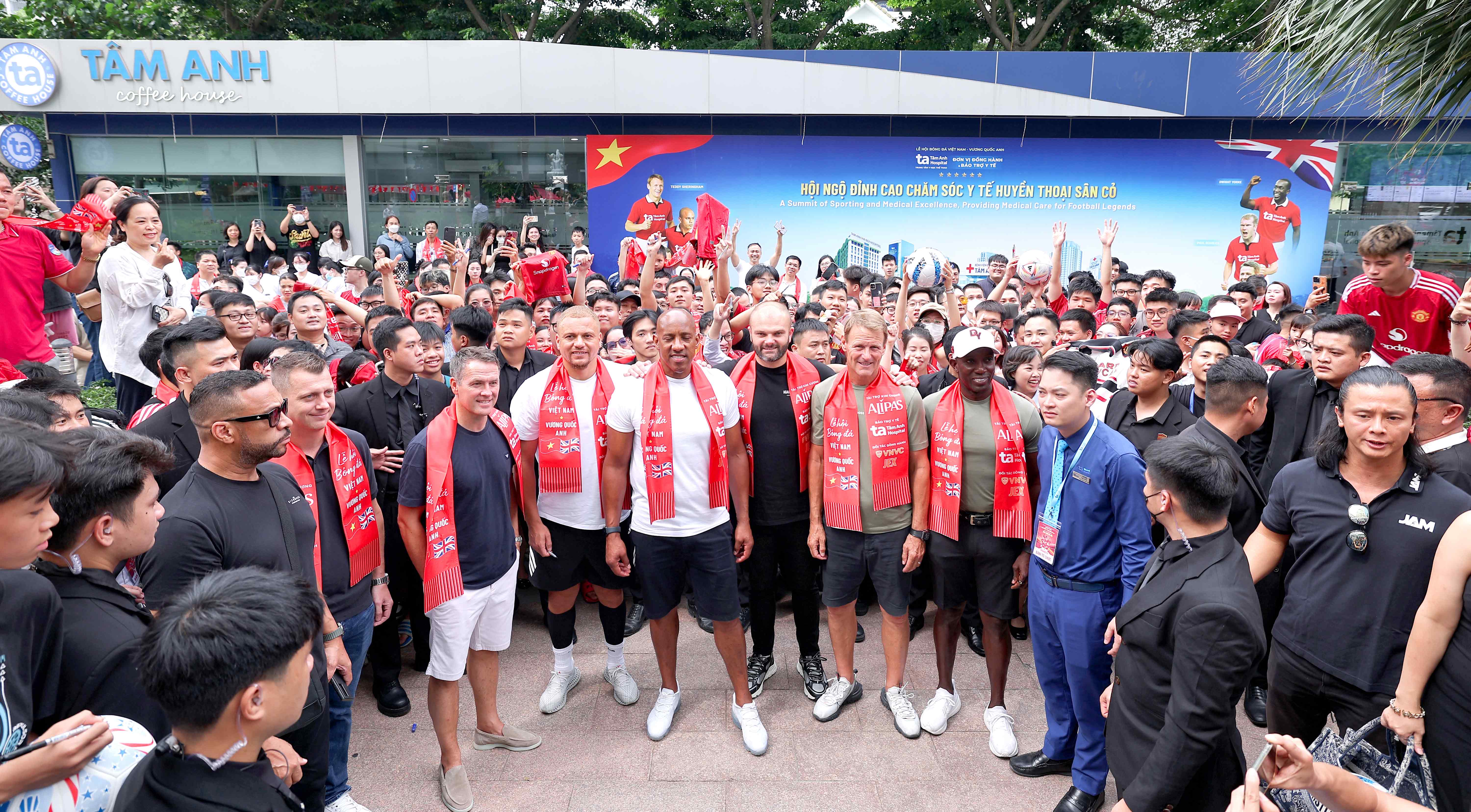 Dàn danh thủ huyền thoại Manchester Reds dược chào dón nồng hậu tại BVdK Tâm Anh Hà Nội vào chiều 29_6