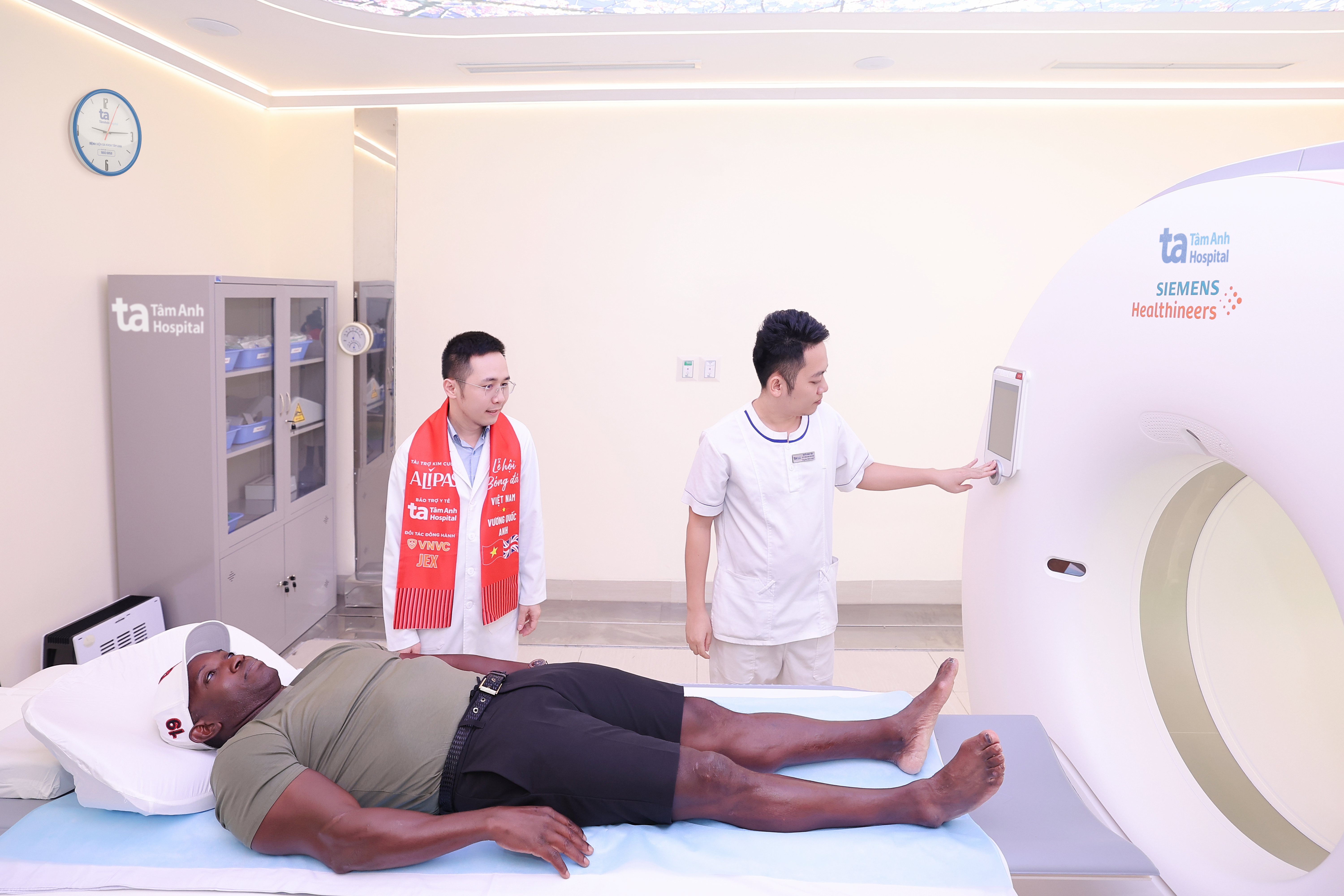 Danh thủ Dwight Yorke trải nghiệm chụp siêu máy CT Somatom Force VB30 ứng dụng AI dầu tiên tại Việt Nam