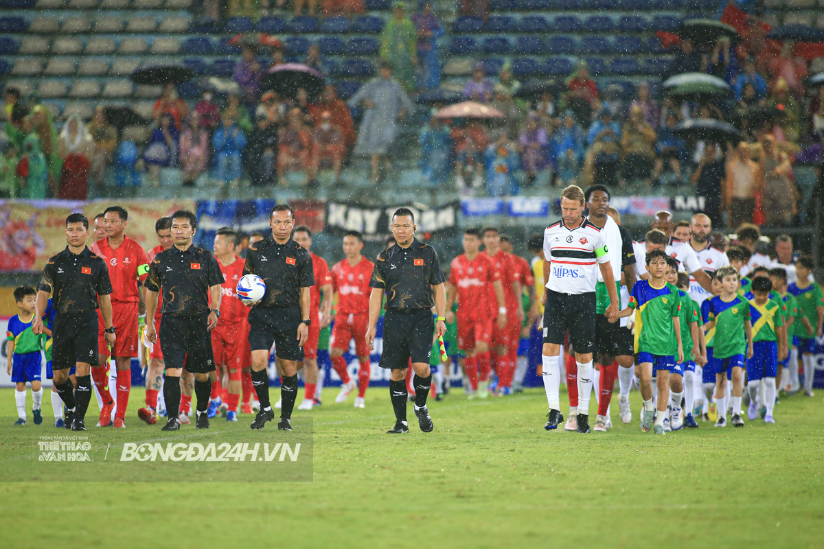 Văn Quyết tỏa sáng trước Wes Brown, Sheringham 1