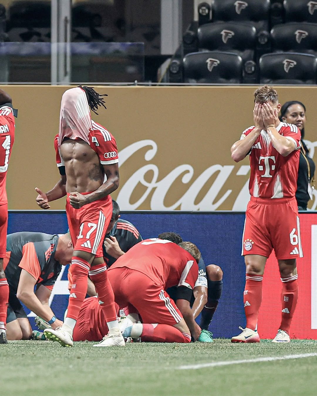 Cầu thủ PSG và Bayern bật khóc khi Jamal Musiala dính chấn thương nặng 4