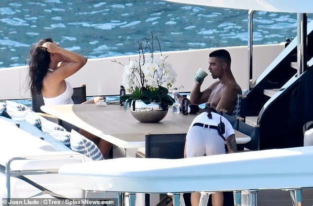 Ronaldo tan huong mua he tren du thuyen