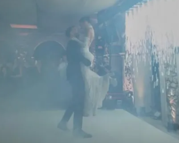 David Raya không thể rời mắt khỏi người vợ mới cưới 2