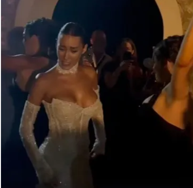 David Raya không thể rời mắt khỏi người vợ mới cưới 3