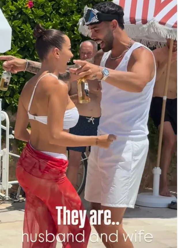 David Raya không thể rời mắt khỏi người vợ mới cưới 4