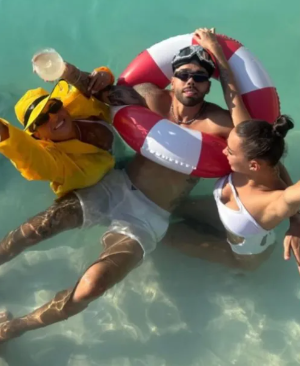 David Raya không thể rời mắt khỏi người vợ mới cưới 5