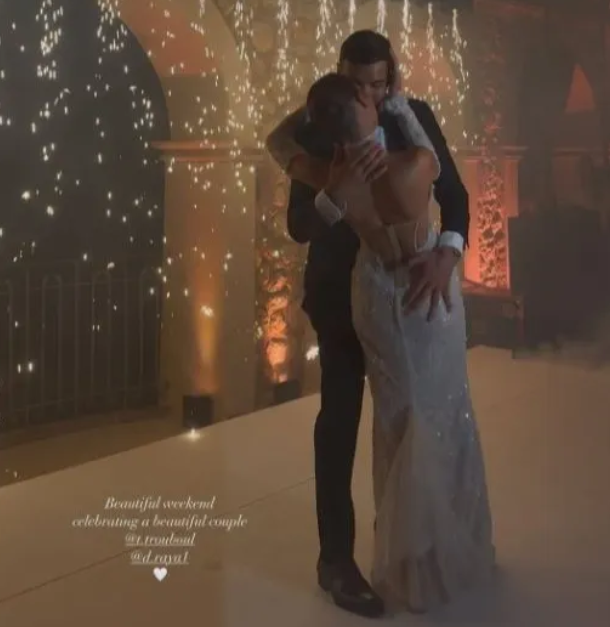 David Raya không thể rời mắt khỏi người vợ mới cưới 1