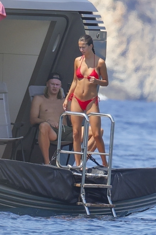 Erling Haaland thư giãn bên bạn gái mặc bikini quyến rũ 2