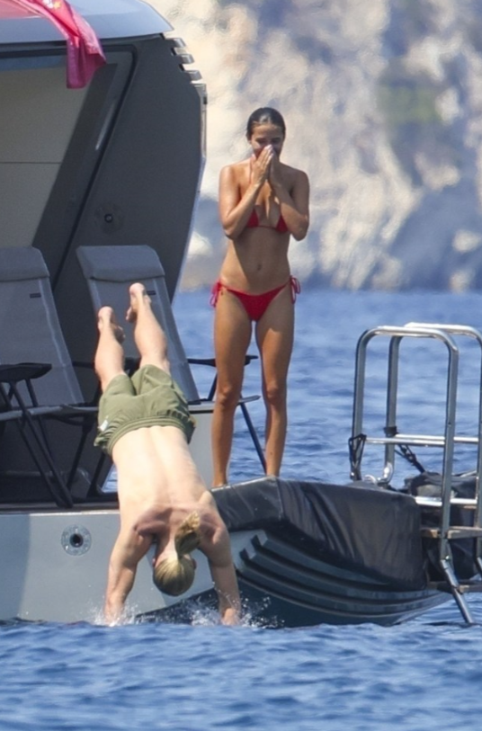 Erling Haaland thư giãn bên bạn gái mặc bikini quyến rũ 4