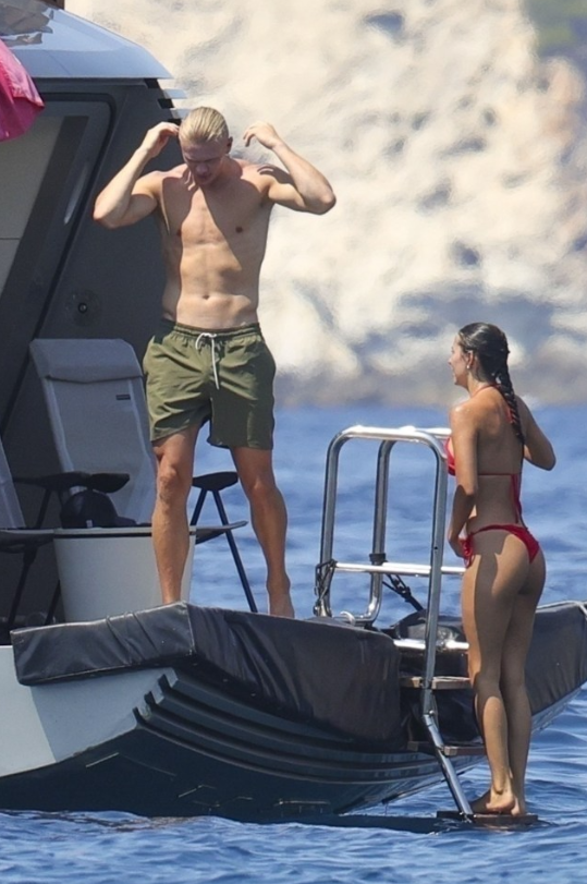 Erling Haaland thư giãn bên bạn gái mặc bikini quyến rũ 5