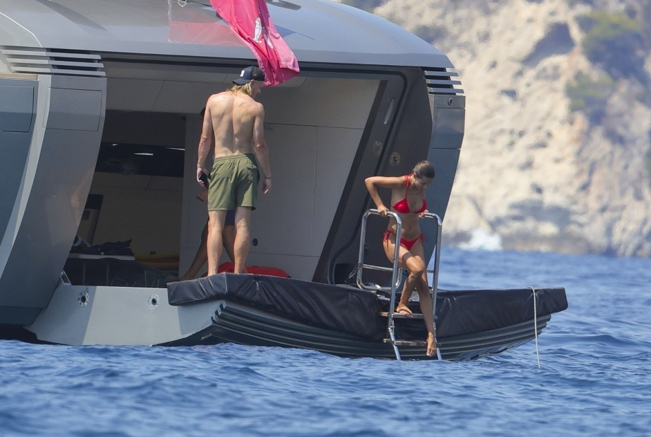 Erling Haaland thư giãn bên bạn gái mặc bikini quyến rũ 6