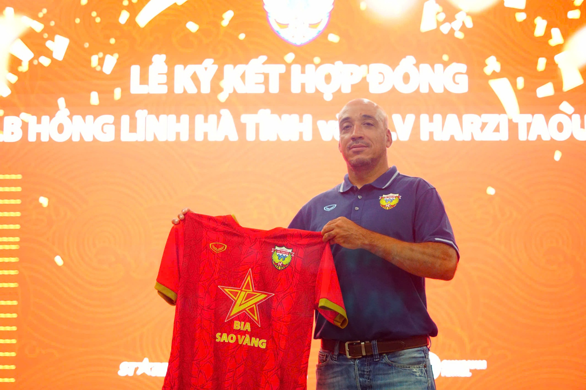 CLB Hong Linh Ha Tinh ky hop dong voi HLV the luc Taoufik Harzi