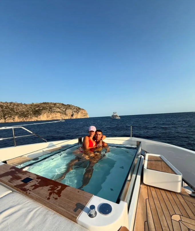 Georgina Rodriguez khoe nhẫn kim cương trong kỳ nghỉ cùng Ronaldo 3