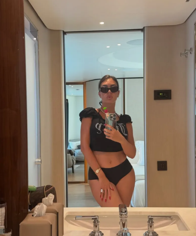 Georgina Rodriguez khoe nhẫn kim cương trong kỳ nghỉ cùng Ronaldo 2