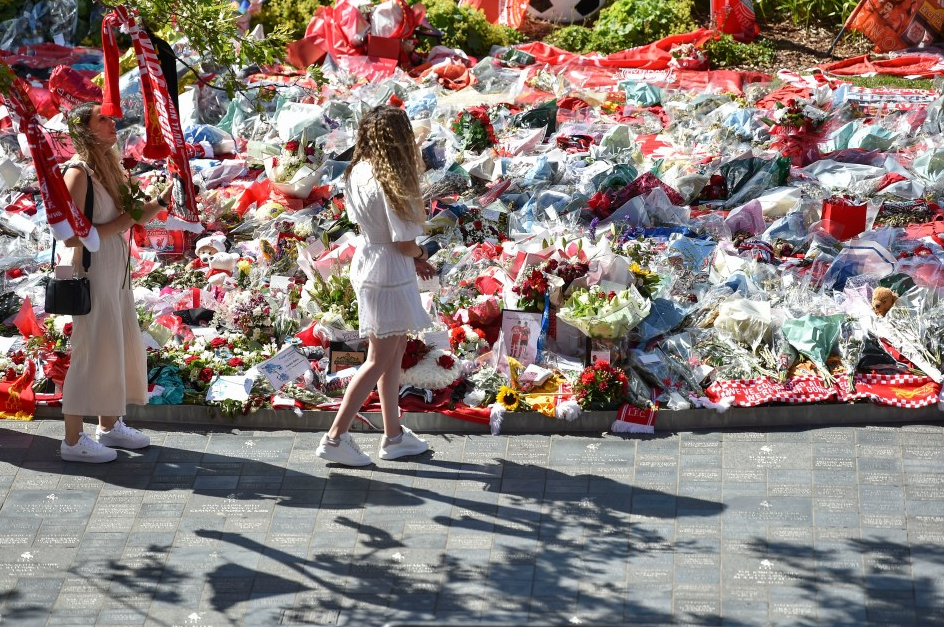 Vợ Diogo Jota cùng dàn sao Liverpool đặt hoa tại Anfield 2