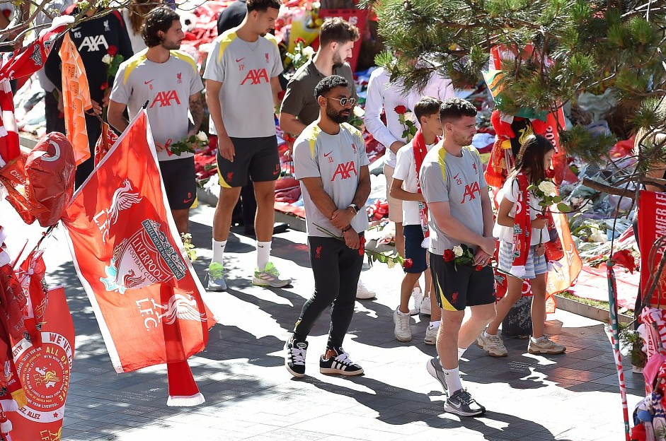 Vợ Diogo Jota cùng dàn sao Liverpool đặt hoa tại Anfield 3