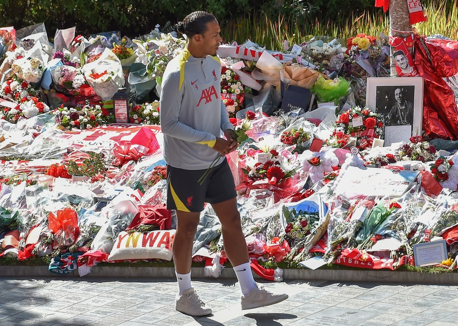 Vợ Diogo Jota cùng dàn sao Liverpool đặt hoa tại Anfield 4