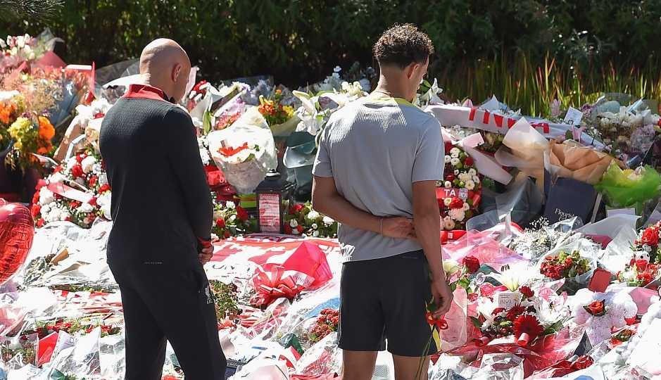 Vợ Diogo Jota cùng dàn sao Liverpool đặt hoa tại Anfield 5