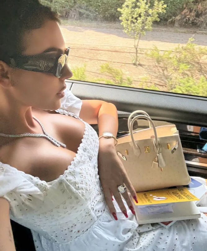 Georgina Rodriguez khoe nhẫn kim cương trong kỳ nghỉ cùng Ronaldo 1