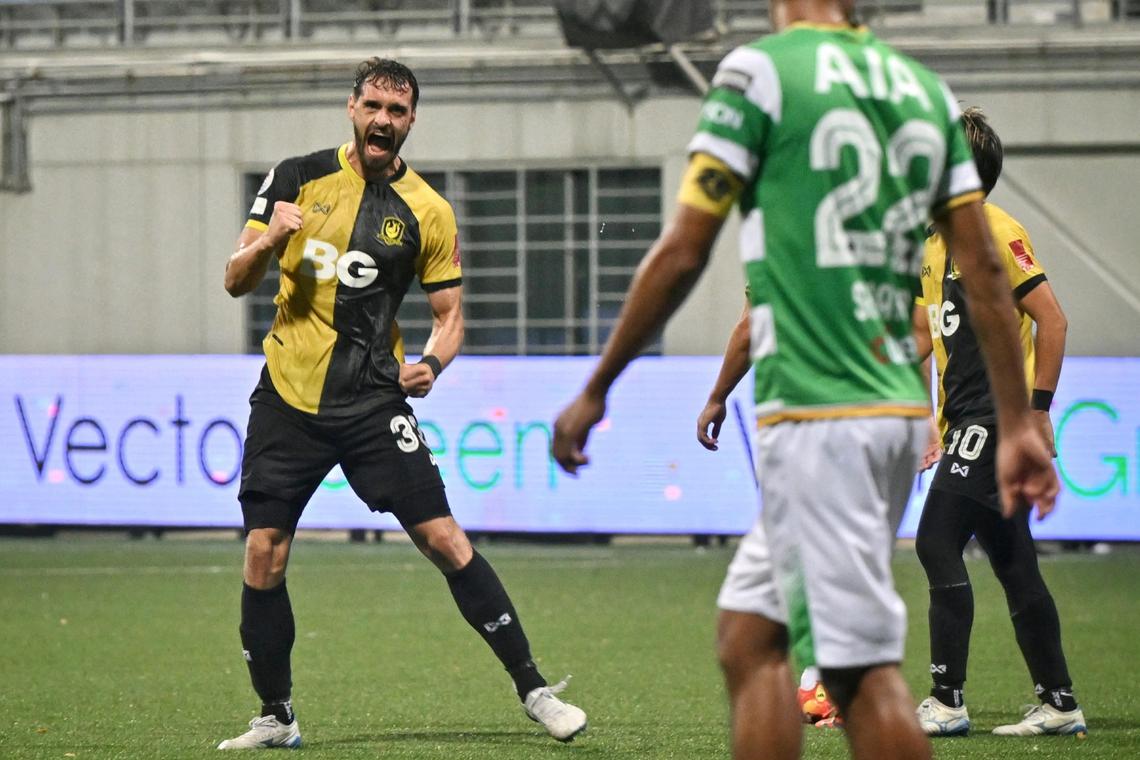 Milos Zlatkovic trong mau ao CLB Tampines Rovers