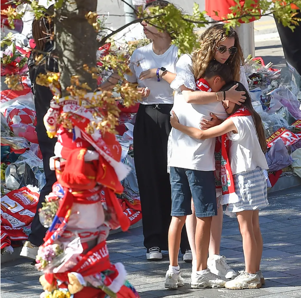 Vợ Diogo Jota cùng dàn sao Liverpool đặt hoa tại Anfield 1