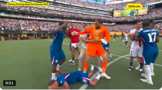 HLV Luis Enrique hạ đo ván Joao Pedro 1