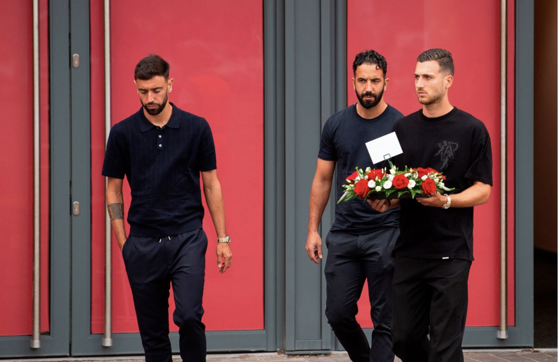 HLV Ruben Amorim và sao Man Utd tưởng niệm Diogo Jota tại Anfield" HLV Ruben Amorim va sao Man Utd tuong niem Diogo Jota tai Anfield"