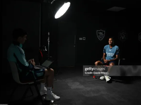 Lo hinh anh Cristhian Mosquera khoac ao Arsenal.