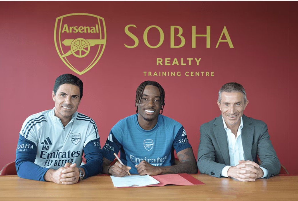 Noni Madueke chinh thuc khoac ao Arsenal