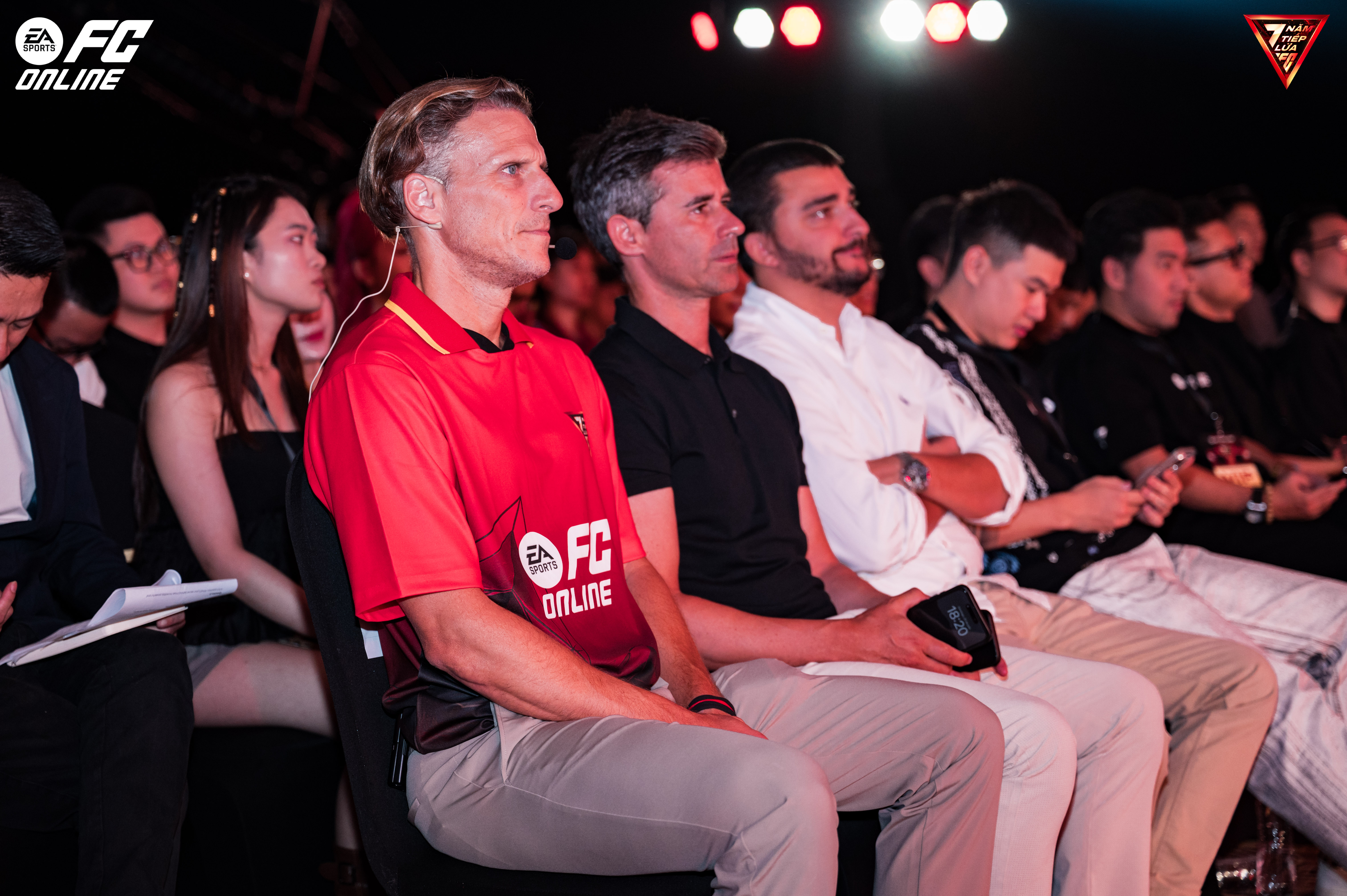 QBV World Cup 2010 Diego Forlán tiết lộ bí kíp cho những cú sút xa thương hiệu 2 QBV World Cup 2010 Diego Forlán tiết lộ bí kíp cho những cú sút xa thương hiệu 2