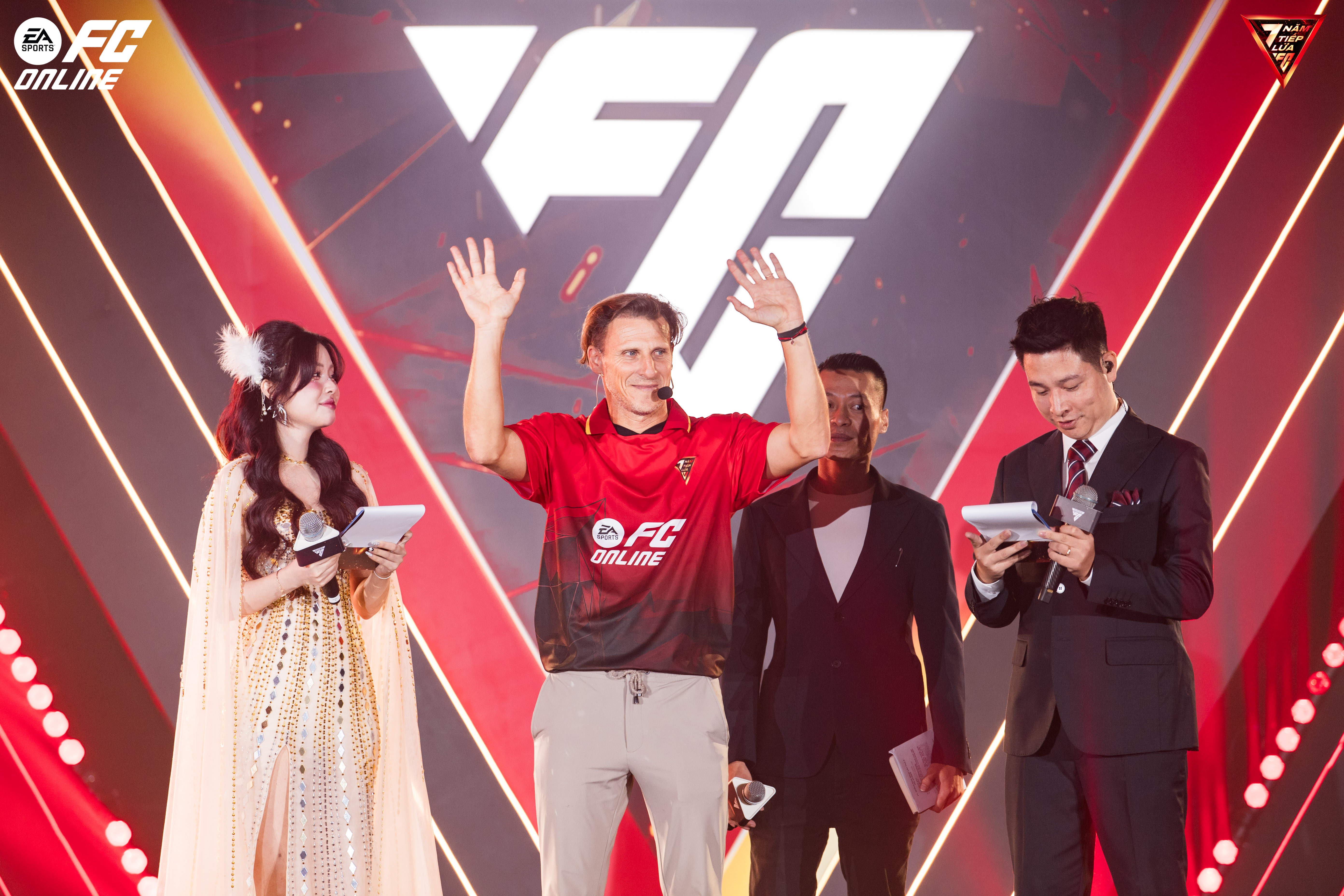 QBV World Cup 2010 Diego Forlán tiết lộ bí kíp cho những cú sút xa thương hiệu 1 QBV World Cup 2010 Diego Forlán tiết lộ bí kíp cho những cú sút xa thương hiệu 1