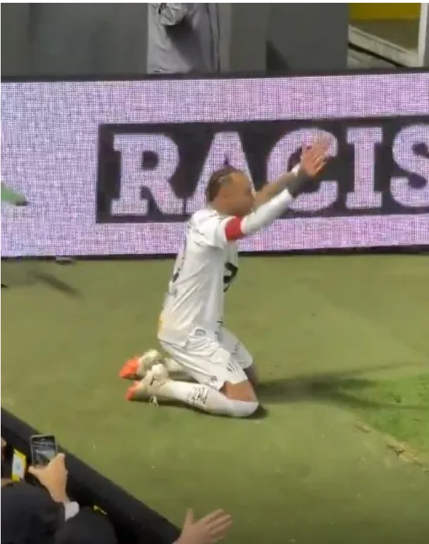 Neymar ăn mừng, đá hỏng cột cờ góc dù bóng chưa vào lưới 4 Neymar ăn mừng, đá hỏng cột cờ góc dù bóng chưa vào lưới 4