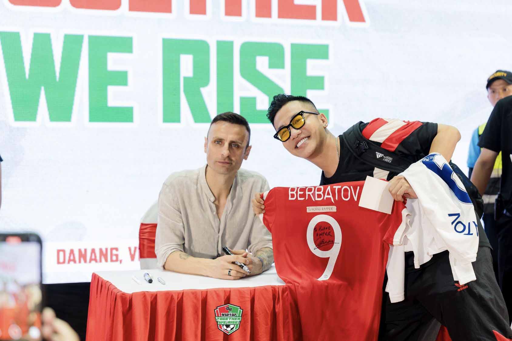 Dimitar Berbatov tái ngộ fan Việt tại sự kiện Together We Rise 2 Dimitar Berbatov tái ngộ fan Việt tại sự kiện Together We Rise 2