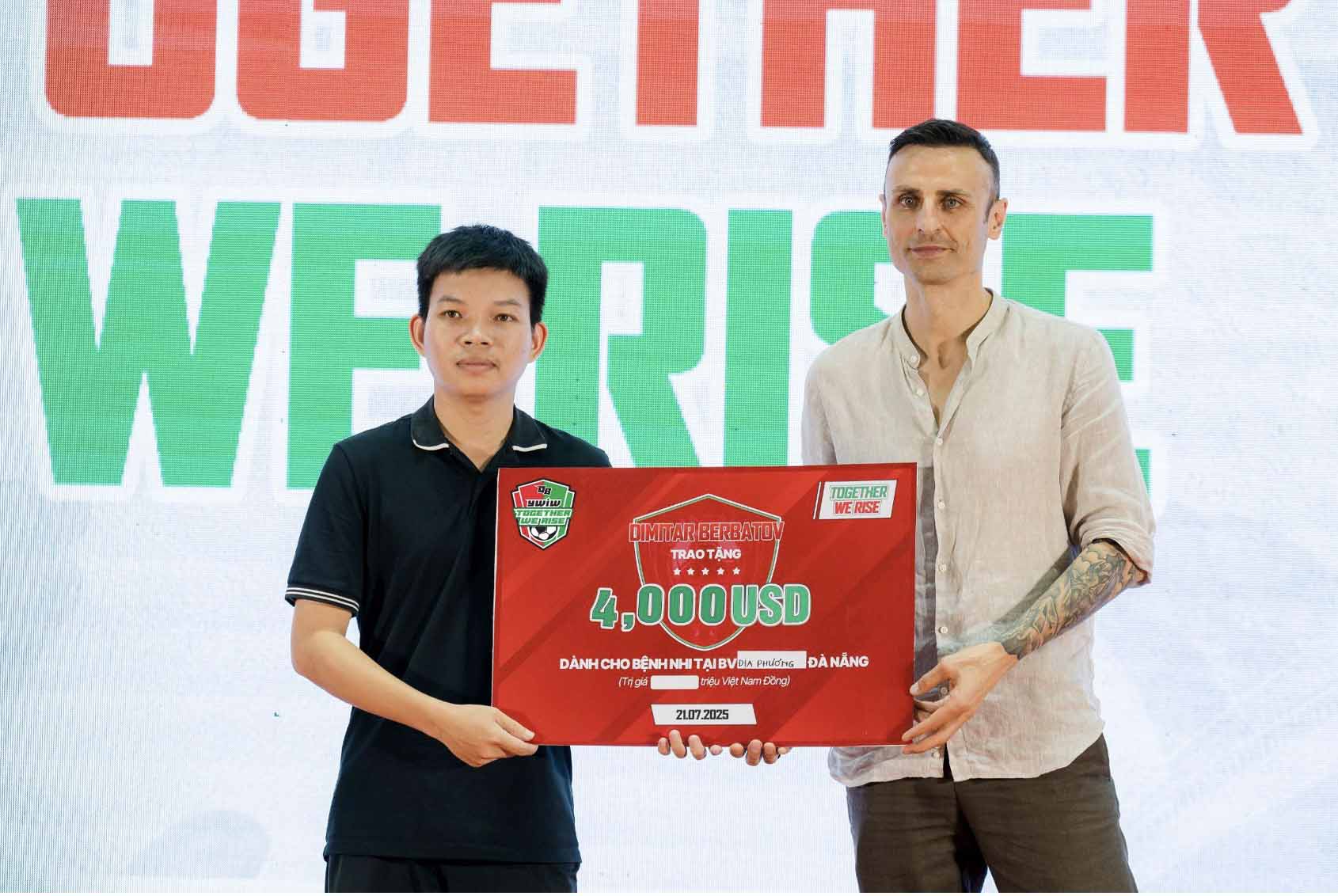 Dimitar Berbatov tái ngộ fan Việt tại sự kiện Together We Rise 1 Dimitar Berbatov tái ngộ fan Việt tại sự kiện Together We Rise 1