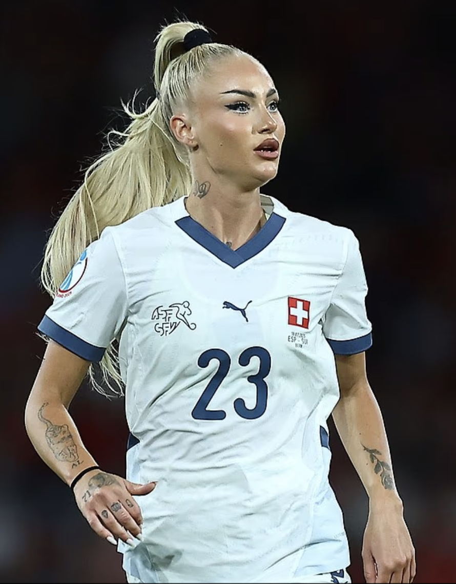 Tân binh Serie A được ca ngợi là nữ cầu thủ quyến rũ nhất thế giới 1 Tân binh Serie A được ca ngợi là nữ cầu thủ quyến rũ nhất thế giới 1