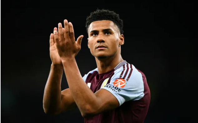 Rio Ferdinand thuc giuc MU chieu mo Ollie Watkins.