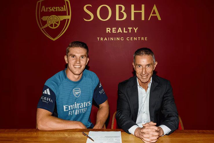 Viktor Gyokeres ben canh GdTT Andrea Berta cua Arsenal.